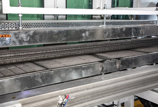 Machine de thermoformage de plastique à quatre stations