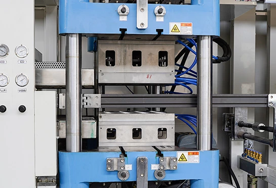 Machine de thermoformage de plastique à quatre stations