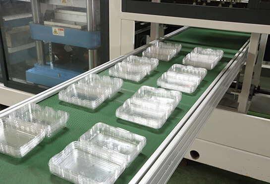 Machine de thermoformage de plastique à quatre stations