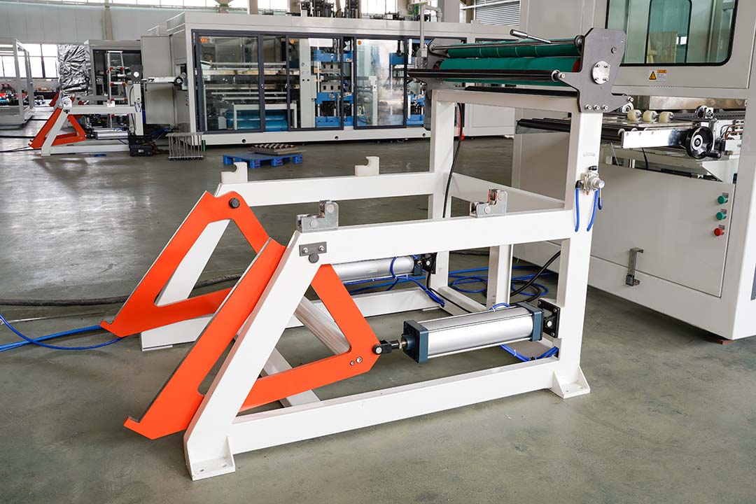 Four-station plastic thermoforming machine TTF-520AF