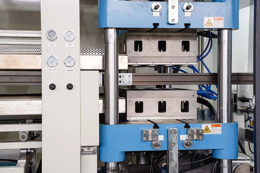 Three-station plastic thermoforming machine 700A product introduction