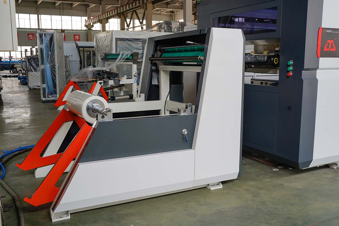 Fully automatic four-station plastic thermoforming machine TTF-820AF