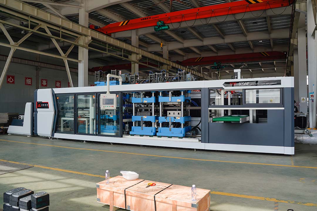 Fully automatic four-station plastic thermoforming machine TTF-820AF